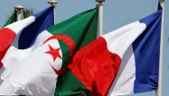 Des drapeaux français et algériens (Illustration)