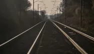 Pérou : un homme s'endort sur des rails à Lima, et se relève indemne après avoir été roulé dessus par un train