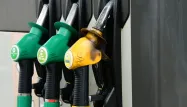 Carburant : les prix à la pompe dégringolent, les automobilistes respirent