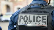 Un des policiers a été blessé au visage, souffrant d'une entorse cervicale.