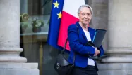 La ministre de l'Éducation Élisabeth Borne a affirmé dimanche avoir "les plus grands doutes sur la constitutionnalité" de l'interdiction du port du voile pour les filles de moins de 15 ans proposée par le parti Renaissance, dirigé par Gabriel Attal.