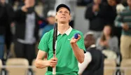 Roland-Garros 2025 : le numéro 1 mondial Jannik Sinner bat Novak Djokovic et rejoint Carlos Alcaraz en finale