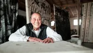 L'artiste allemand Günther Uecker, célèbre pour ses oeuvres à clous plantés dans des toiles, des plaques de bois mais aussi des chaussures, est décédé à 95 ans.