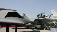 Le nouveau drone furtif (à gauche) aux côtés du Rafale (à droite)