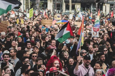 Plus de 90.000 manifestants contre le racisme, LFI en pointe malgré la polémique