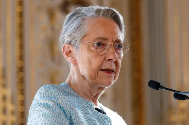 «Filles et maths» : Elisabeth Borne annonce l'expérimentation de classes scientifiques à horaires aménagés en 4e et 3e
