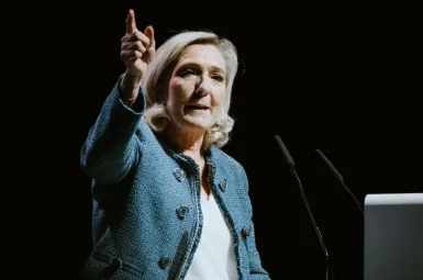Marine Le Pen accuse Emmanuel Macron de se mettre « dans la peau d'un guerrier »