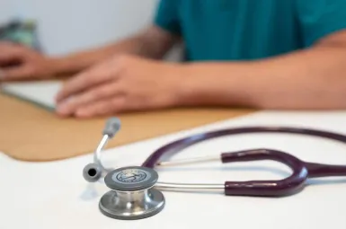 Fin de vie : dans les déserts médicaux, un médecin s'inquiète du risque d’une euthanasie par défaut