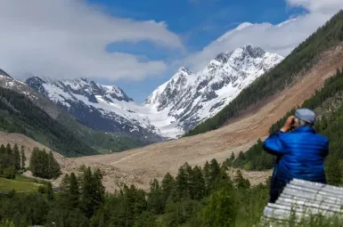 Le lac artificiel qui s'est créé après la destruction du glacier du Birch tend à grossir heure par heure.