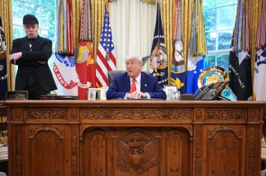 Dans le Bureau ovale, Donald Trump et Elon Musk plaisantent sur une vidéo du couple Macron