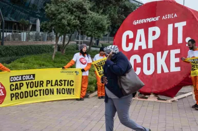 Greenpeace épingle Coca-Cola pour ses milliards de bouteilles plastique