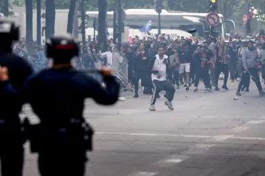 À Paris intramuros, les policiers ont interpellé 491 personnes et la moitié a été relâchée après un simple contrôle d'identité.