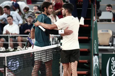 Roland-Garros 2025 : le tenant du titre, Carlos Alcaraz, en finale après l'abandon de Lorenzo Musetti