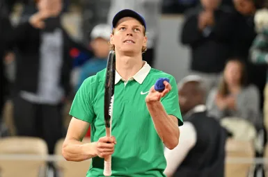 Roland-Garros 2025 : le numéro 1 mondial Jannik Sinner bat Novak Djokovic et rejoint Carlos Alcaraz en finale