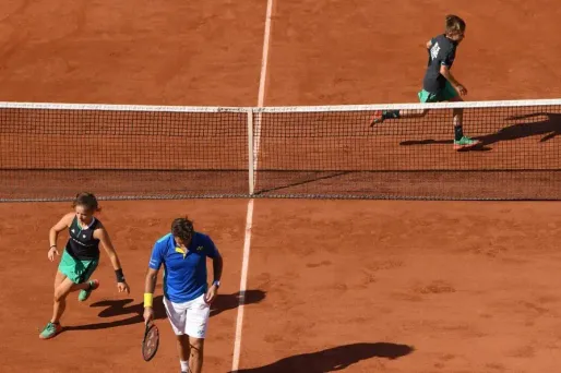 Dans l'ombre, les ramasseurs de balles sont indispensables sur un court de tennis.