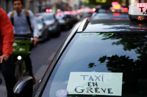 Colère des taxis : une réunion organisée au ministère des Transports samedi en présence de François Bayrou