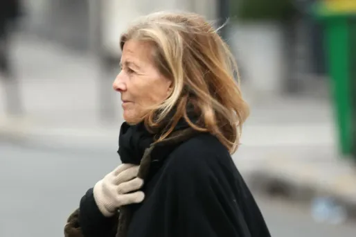 Claire Chazal donne un conseil à Anne-Sophie Lapix avant son départ du JT de France 2.