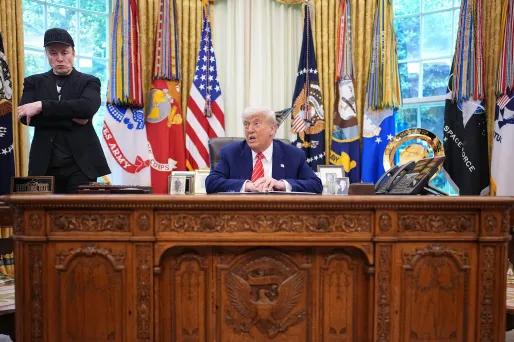Dans le Bureau ovale, Donald Trump et Elon Musk plaisantent sur une vidéo du couple Macron