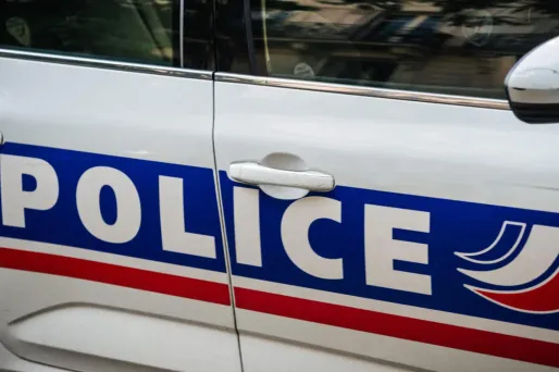Yvelines : un individu interpellé après avoir tenté de brûler un drapeau israélien dans une synagogue
