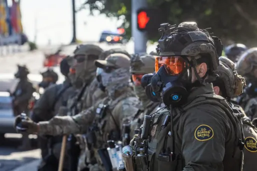 La Maison Blanche a annoncé samedi le déploiement de 2.000 membres de la Garde nationale en Californie, dans un contexte d'émeutes anti-expulsions à Los Angeles.
