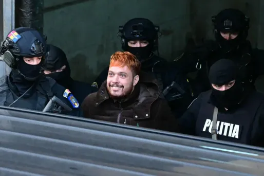 Mohamed Amra, tout sourire face aux caméras lors de son arrestation à Bucarest (Roumanie).