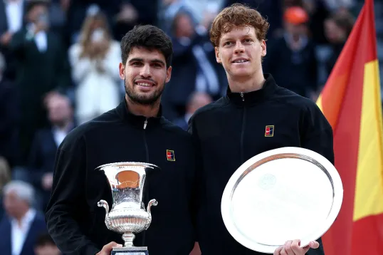 Carlos Alcaraz et Jannik Sinner, lors de la finale du tournoi de Rome en mai 2025