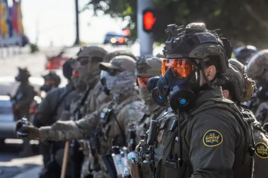 La Maison Blanche a annoncé samedi le déploiement de 2.000 membres de la Garde nationale en Californie, dans un contexte d'émeutes anti-expulsions à Los Angeles.
